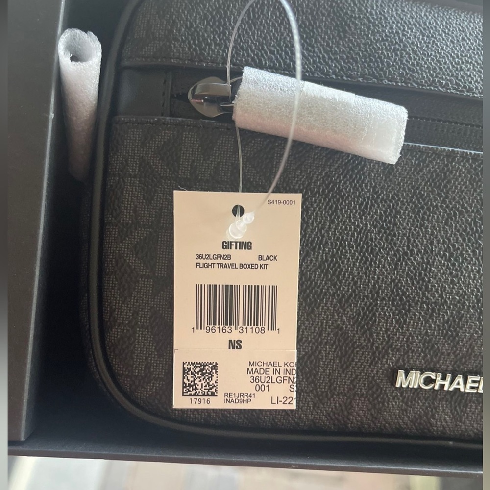 Michael Kors 3-In-1 Logo Travel Gift Set, New in Gift Box - Picture 7 of 15